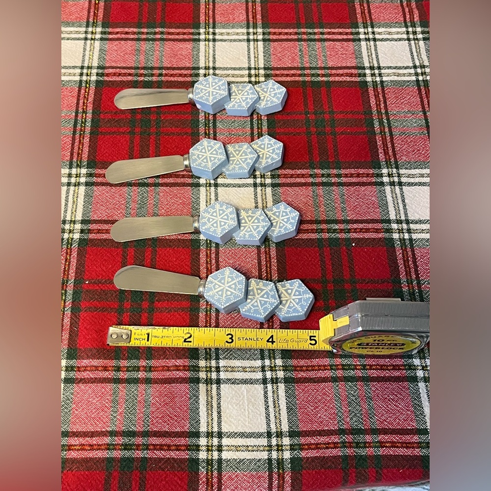 Snowflake Design Cheese Spreaders, 4 Count - Picture 3 of 3